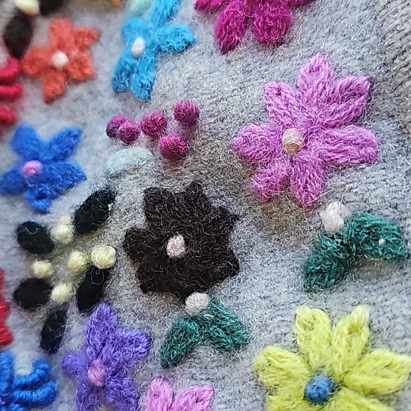 Hand Made 1 of a Kind 100% Wool Hat and Bernie Mittens - Picture 2 of 6